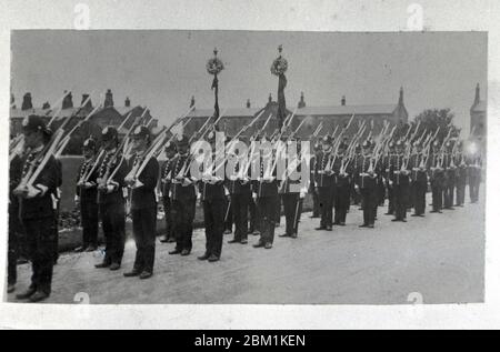 Viktorianische Kasernen, Soldaten auf Parade, Großbritannien Stockfoto