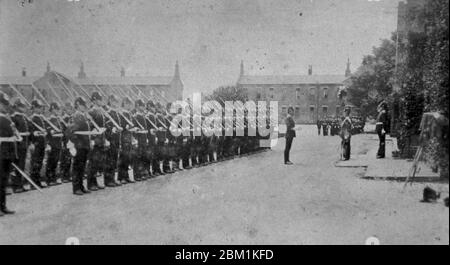 Viktorianische Kasernen, Soldaten auf Parade, Großbritannien Stockfoto