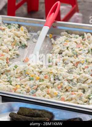 Türkische Manti-Knödel winziges hausgemachtes Gebäck gefüllt mit würzigem Hackfleisch, in Wasser gekocht und mit einer Joghurtsauce serviert Stockfoto
