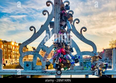 Love Locks auf der Ha'Penny Bridge, Dublin, Irland Stockfoto