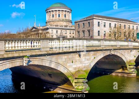 O'Donovan Rossa Bridge und die vier Gerichte, Dublin, Irland Stockfoto