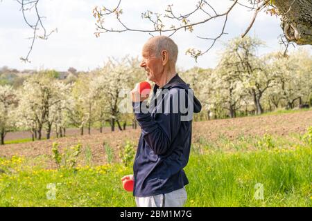 Ältere Männer genießen sportlichen Lebensstil. Aktives Sport-Workout für alte Menschen. Sei in Bewegung. Gesundes Lifestyle-Konzept Stockfoto