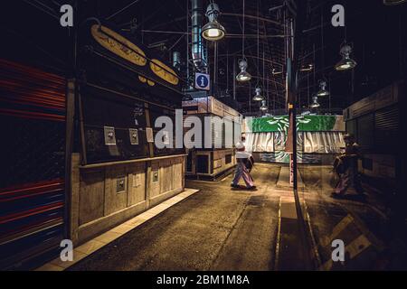 Barcelona, Spanien. Mai 2020. In der achten Woche einer landesweiten Sperrung aufgrund der fortlaufenden Verbreitung des Corona-Virus passiert ein Kunde in Barcelona an geschlossenen Ständen auf einem fast menschenleeren 'La Boqueria'-Markt. Spanien verzeichnete bisher fast 250 neue Todesfälle mit einer Todesrate von fast 29000 Todesfällen und wird die Ausgangssperre zum vierten Mal verlängern. Quelle: Matthias Oesterle/Alamy Live News Stockfoto