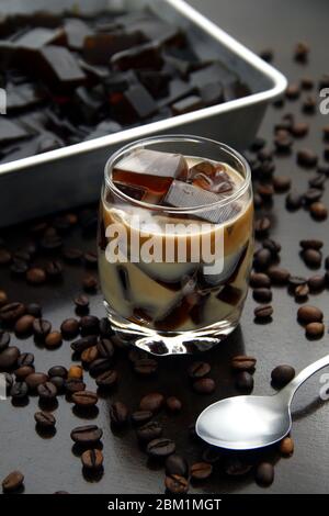 Foto von Kaffee gewürzt Gelee mit Milch in einem klaren Glas auf einem Tisch. Stockfoto