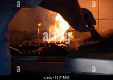 Feuer und verbrennen Kohlen in Steinofen. Ofen aus Ziegel und Ton auf dem Holz. Ofen für Pizza. Backsteinofen. Große brennende Flammen isoliert auf schwarz, Kopie Spa Stockfoto