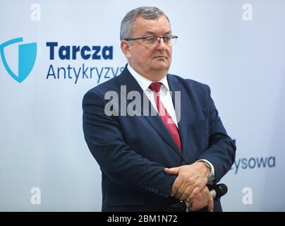 Warschau, Masowien, Polen. Mai 2020. Pressekonferenz mit der Teilnahme von Premierminister JADWIGA EMILEWICZ, Infrastrukturminister ANDRZEJ ADAMCZYK und Vizepräsident der ARP S.A., PAWEL KOLCZYNSKI, der sich der Unterstützung von Unternehmen des Transportsektors und kleinen und mittleren Unternehmen im Rahmen der Anti-Krise widmet Shield.in das Bild: ANDRZEJ ADAMCZYK Quelle: Hubert Mathis/ZUMA Wire/Alamy Live News Stockfoto