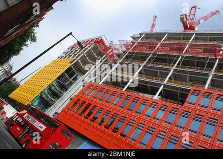 Moderne Architektur Farbe bunt verspielt hell lebendig glasierte Verkleidung Central Saint Giles, 1–13 St Giles High Street, London WC2H 8AB Renzo Piano Stockfoto