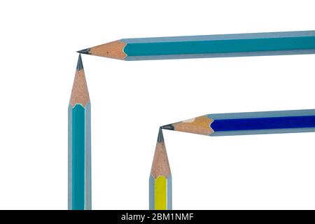 Vier verschiedene farbige Bleistiftkreide, die zwei Ecken auf zwei verschiedenen Quadraten machen Stockfoto
