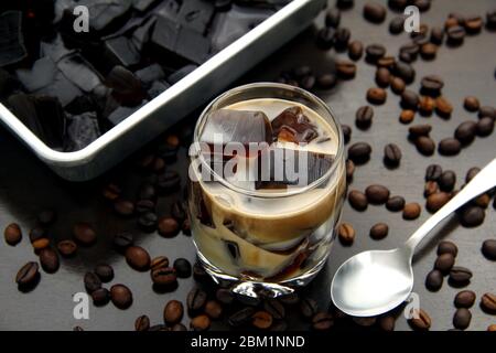 Foto von Kaffee gewürzt Gelee mit Milch in einem klaren Glas auf einem Tisch. Stockfoto