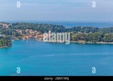 Blick auf die Adria und Cavtat von einer erhöhten Position an einem sonnigen Frühlingstag, Dubrovnik Riviera, Kroatien, Europa Stockfoto