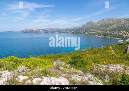 Blick auf die Adria in Richtung Dubrovnik von Cavtat an einem sonnigen Frühlingstag, Dunave, Kroatien, Europa Stockfoto