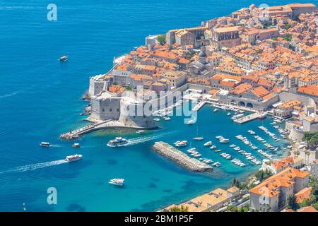 Blick auf die Altstadt von Dubrovnik und Adria aus erhöhter Position, Dubrovnik Riviera, Kroatien, Europa Stockfoto