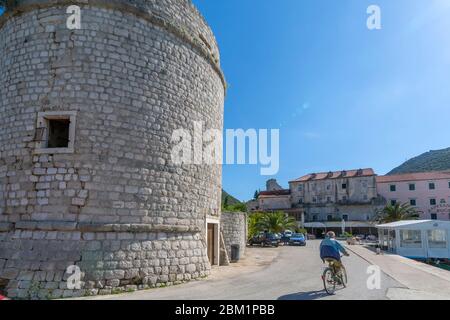 Blick auf die Burgmauer und Restaurants in Mali Ston, Dubrovnik Riviera, Kroatien, Europa Stockfoto