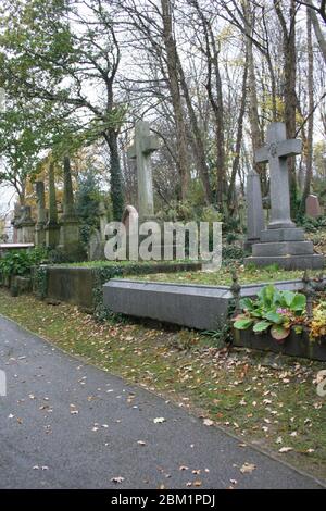 Highgate Cemetery East, London. Grabsteine und Gräber in der Ostseite dieses viktorianischen Friedhofs wurden 1860 eröffnet, um einer steigenden Nachfrage gerecht zu werden. Stockfoto