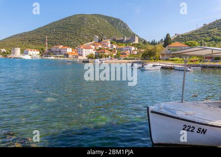 Ausblick auf den kleinen Hafen Boote und Restaurants in Mali Ston, Dubrovnik Riviera, Kroatien, Europa Stockfoto