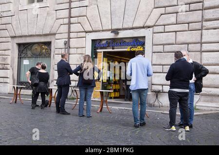 Roma, Italien. Mai 2020. Die Leute stellten sich vor der Bar Sant'Eustachio in Rom auf nach dem Start der Phase 2 von Covid-19, gestern, 4. Mai 2020, wurde die Bar nach zwei Monaten der Sperrung wieder eröffnet (Foto: Matteo Nardone/Pacific Press/Sipa USA) Quelle: SIPA USA/Alamy Live News Stockfoto