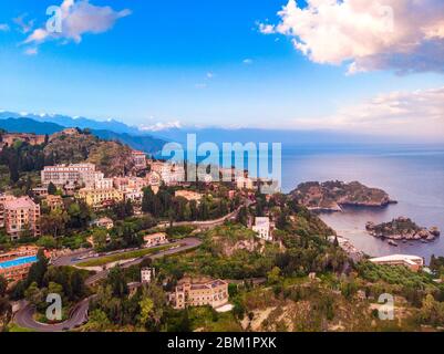Panorama-Drohne Foto Sonnenuntergang Taormina, Sizilien Italien. Luftaufnahme von oben. Stockfoto