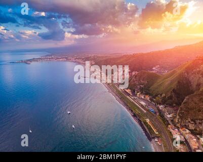 Taormina, Sizilien Italien Sonnenuntergang, Vulkan Ätna in Wolken. Luftaufnahme von oben, Drohnenfoto. Stockfoto