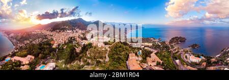 Taormina, Sizilien Italien Panorama-Drohne Foto Sonnenuntergang, Vulkan Ätna in Wolken. Luftaufnahme von oben. Stockfoto