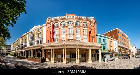 Brighton UK, 6. Mai 2020: Das Theatre Royal in New Road, Brighton während der Sperrung des Coronavirus. N.B. DIES IST EIN PHOTOMERGE AUS MEHREREN FRAMES Stockfoto