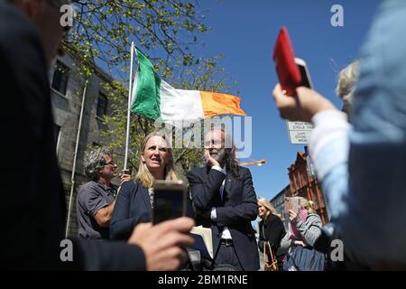 John Waters und Gemma O'Doherty kommen vor dem High Court in Dublin an, wo sie versuchen, verschiedene kürzlich verabschiedete Rechtsvorschriften, die aufgrund der Covid-19-Pandemie eingeführt wurden, von einem Richter niedergeschlagen zu bekommen. Stockfoto
