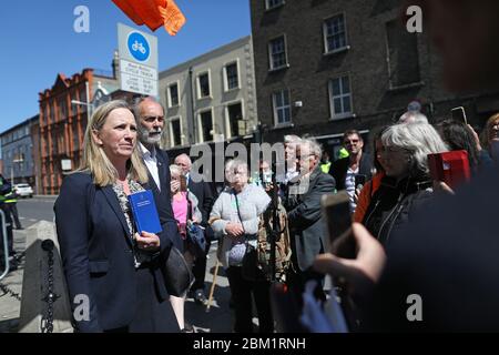 John Waters und Gemma O'Doherty kommen vor dem High Court in Dublin an, wo sie versuchen, verschiedene kürzlich verabschiedete Rechtsvorschriften, die aufgrund der Covid-19-Pandemie eingeführt wurden, von einem Richter niedergeschlagen zu bekommen. Stockfoto