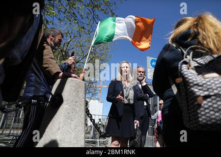 John Waters und Gemma O'Doherty kommen vor dem High Court in Dublin an, wo sie versuchen, verschiedene kürzlich verabschiedete Rechtsvorschriften, die aufgrund der Covid-19-Pandemie eingeführt wurden, von einem Richter niedergeschlagen zu bekommen. Stockfoto