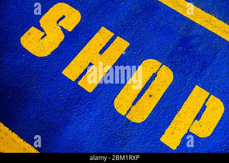 Gelbes Schild Laden auf BLAUEM Hintergrund in EINEM Parkplatz in Süd-London UK Stockfoto