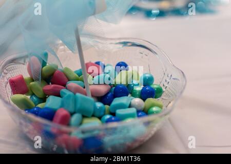 Auswahl an Süßigkeiten in Glasschüssel Stockfoto