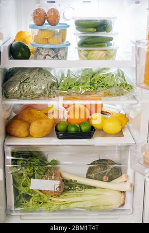 Offener Kühlschrank voller Lebensmittel wie Obst, Gemüse, Gemüse und Eier, gesundes Esskonzept Stockfoto