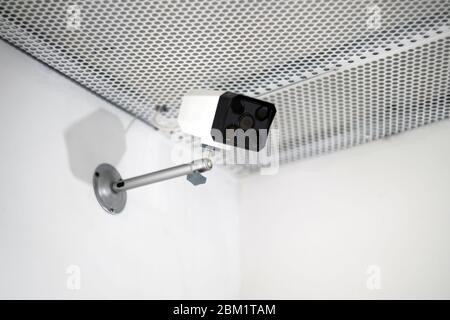 CCTV-Kameras sind an der Wand installiert. Sicherheitskamera ist in weißem Innenhintergrund. Stockfoto