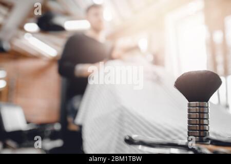 Barbershop, Pinsel für Rasur Bart zusammen mit Schüssel, verschwommener Hintergrund der Friseursalon für Männer. Stockfoto