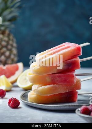Teller mit gesunden hausgemachten Früchten und Beerenobsteln Stockfoto