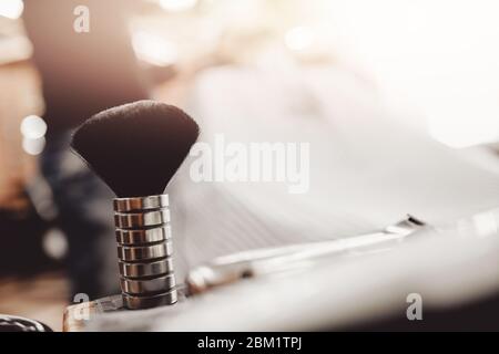 Barbershop, Pinsel für Rasur Bart zusammen mit Schüssel, verschwommener Hintergrund der Friseursalon für Männer. Stockfoto