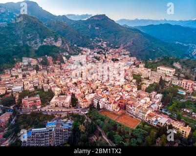 Landschaftsfoto Sonnenuntergang Taormina, Sizilien Italien. Luftaufnahme von oben. Reisekonzept Stockfoto