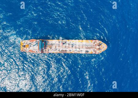 Öl-Chemikalientanker segelt blaues Meer. Luftaufnahme von oben Stockfoto