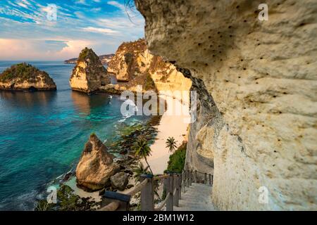 Atemberaubende Aussicht auf die Diamond Beach gebadet vom türkisfarbenen Meer bei einem wunderschönen Sonnenaufgang. Stockfoto
