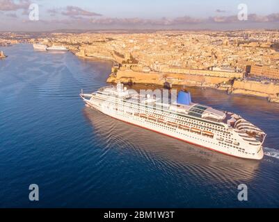 Kreuzfahrtschiff Linienhafen von Valletta, Malta Sonnenaufgang. Luftaufnahme Foto Stockfoto