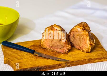 Langsam zog gekochte Schweineschulter auf Schneidebrett. Stockfoto