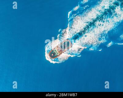 Tugboat Blue Sea Port. Luftaufnahme von oben Stockfoto