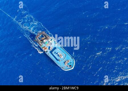 Bulk Boot Angeln im blauen Meer. Luftaufnahme von oben Stockfoto