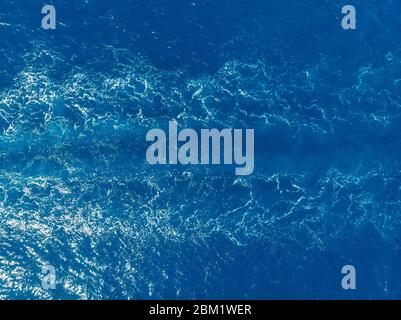 Blauer Meereshintergrund, Wellen vom Schiff. Draufsicht Stockfoto