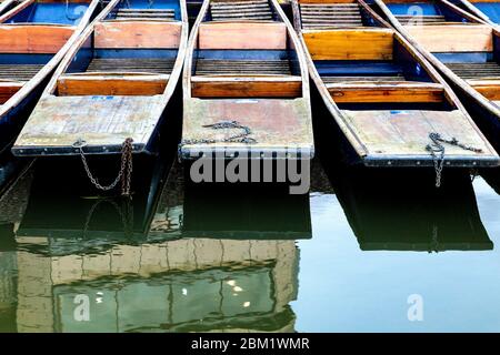 Boote auf dem River Cam, Cambridge, Großbritannien