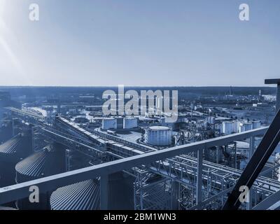 Getreide- und Ölterminals eines modernen Handelshafens von oben. Im Vordergrund steht ein Silo zur Getreidespeicherung. Tanks für Öl und Kraftstoff im Rückteil Stockfoto