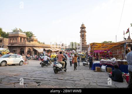 Das tägliche Leben im Sadar-Markt mit dem Ghanta Ghar Uhrturm in der Ferne. Stockfoto