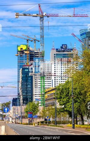 Warschau, Mazovia / Polen - 2020/05/02: Baustellen des Hochhaus-Bürogebäudes Generation Park (links) und Fabryka Norblina oder ArtNorblin comp Stockfoto