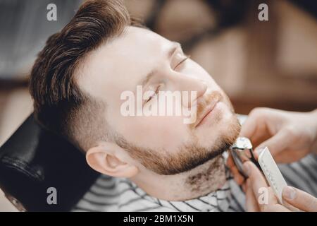 Barbershop. Friseure barber und Bart mit Rasiermesser im Salon Stockfoto