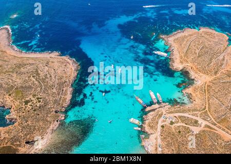 Panorama des Blue Lagoon Comino Malta. Cote Azur, türkis klares Wasser mit weißem Sand. Luftansicht Stockfoto