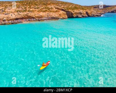 Kajakboot türkis Blue Lagoon Comino Malta Wasser Meer, sonniger Tag. Konzept Reisen. Luftaufnahme von oben Stockfoto