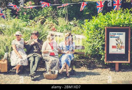 Retro Vintage Ansicht von re-enactors in 1940er Kleid, Arley Vintage Bahnhof, Severn Valley Railway 1940er WWII war time Summer Event, UK. Vintage-Schild. Stockfoto